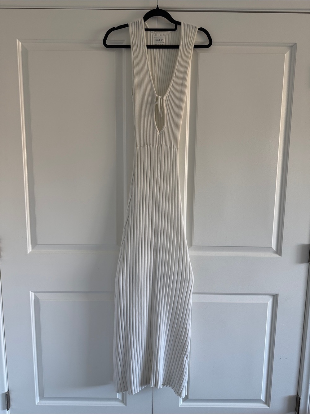 SABO Austrailia White Pleated Maxi Dress with Keyhole Neck - Large